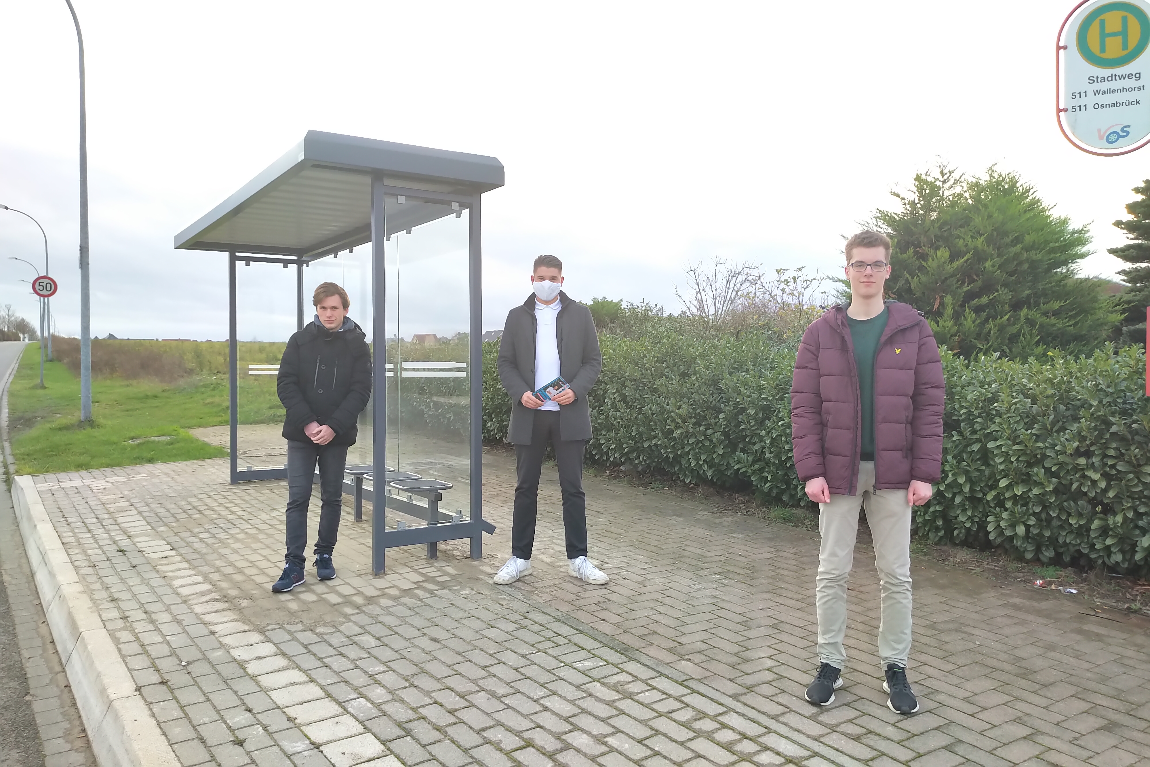 FDP-Mitglieder an der Bushaltestelle