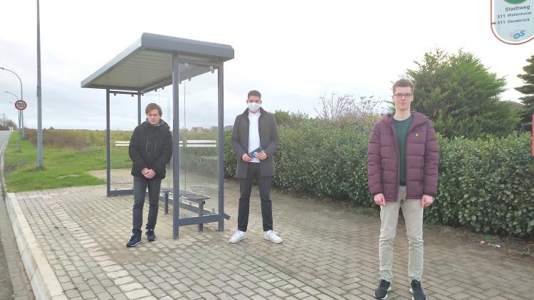 FDP-Mitglieder an der Bushaltestelle