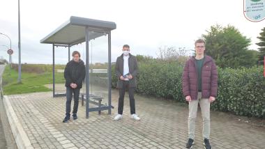 FDP-Mitglieder an der Bushaltestelle